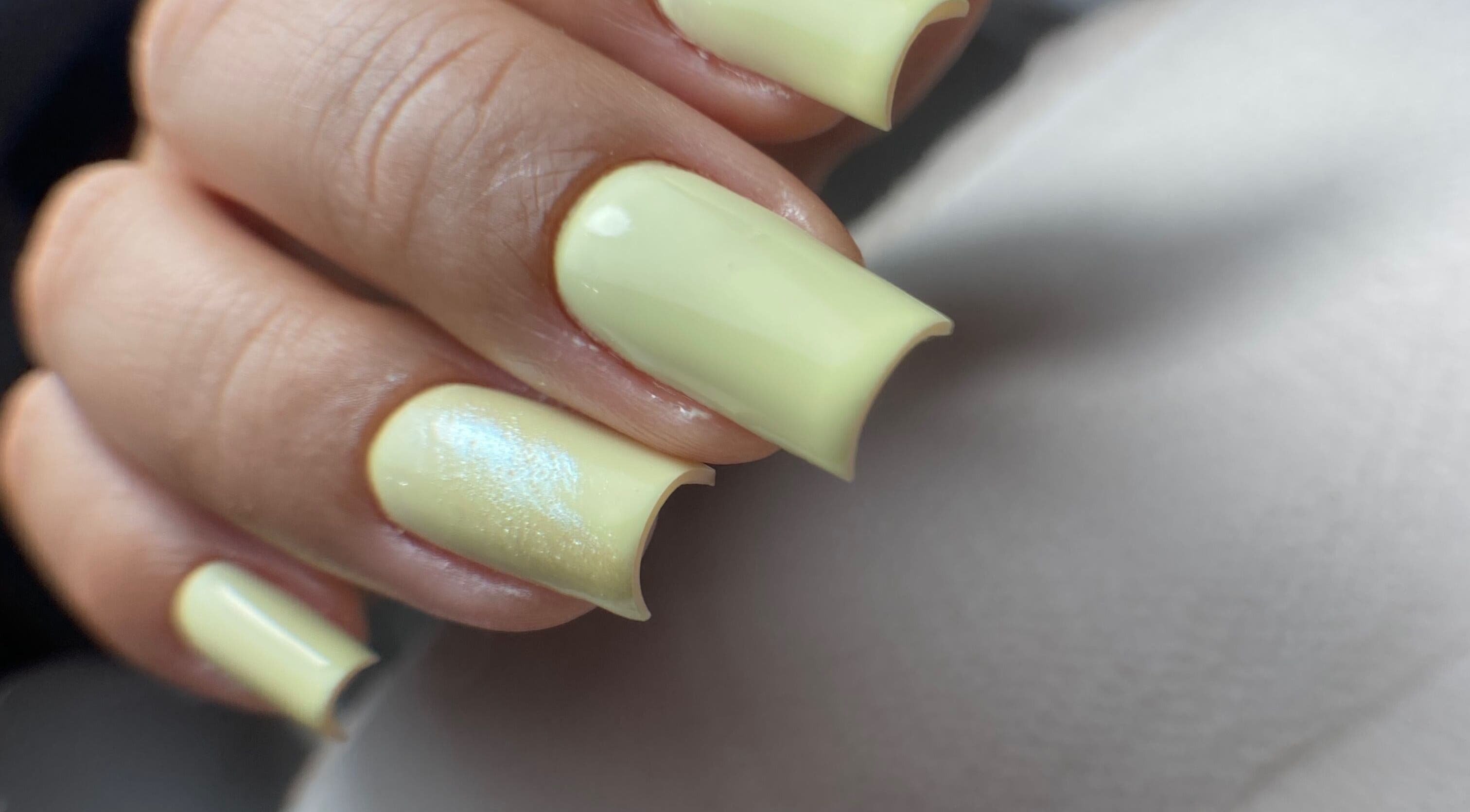 Unhas amarelas modernas no Thainá Santos | Nail & Eyebrow Studio, Fernão Ferro, Setúbal, PT.