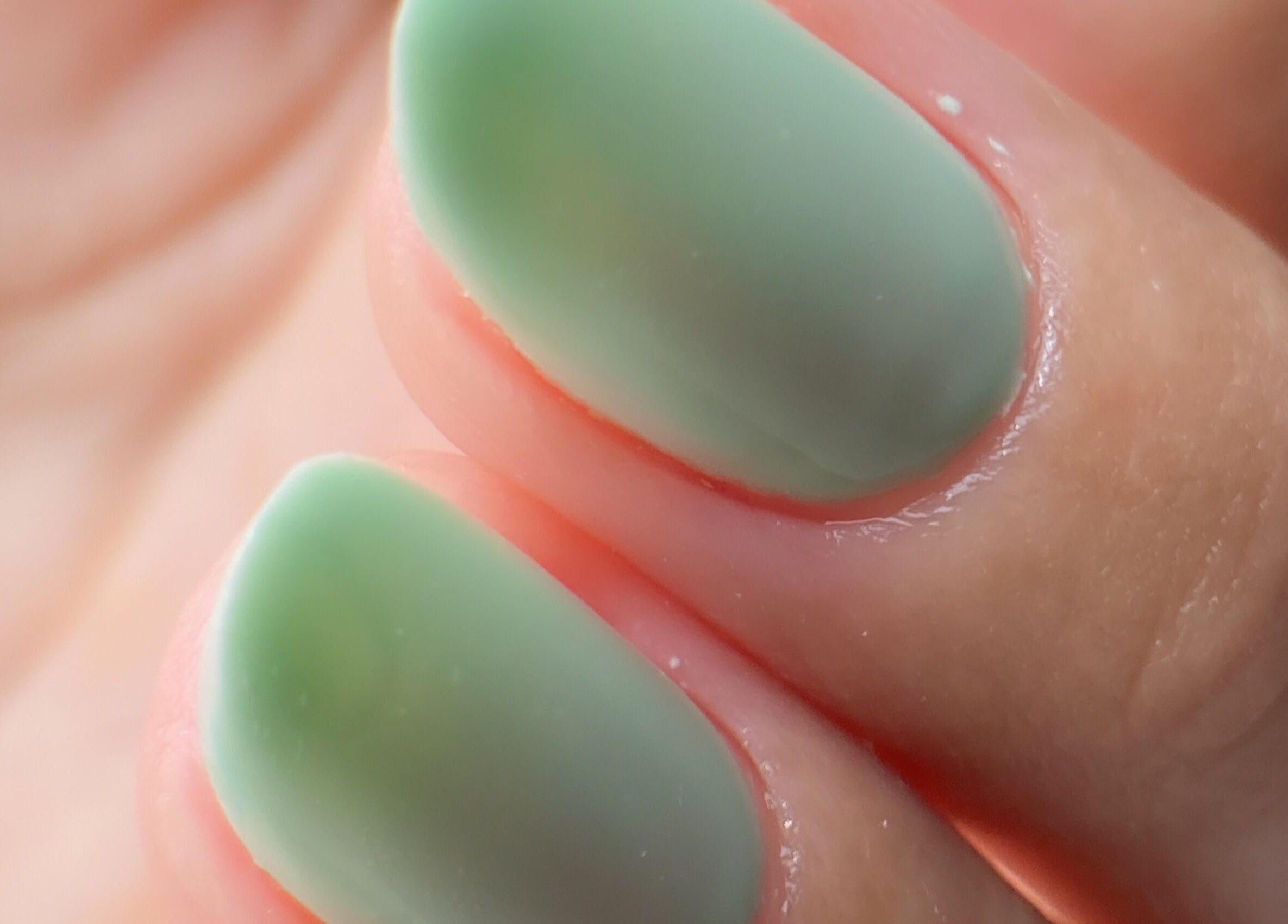 Unhas verdes em Thainá Santos | Nail & Eyebrow Studio, Fernão Ferro, Setúbal, PT.