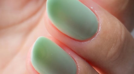 Unhas verdes em Thainá Santos | Nail & Eyebrow Studio, Fernão Ferro, Setúbal, PT.