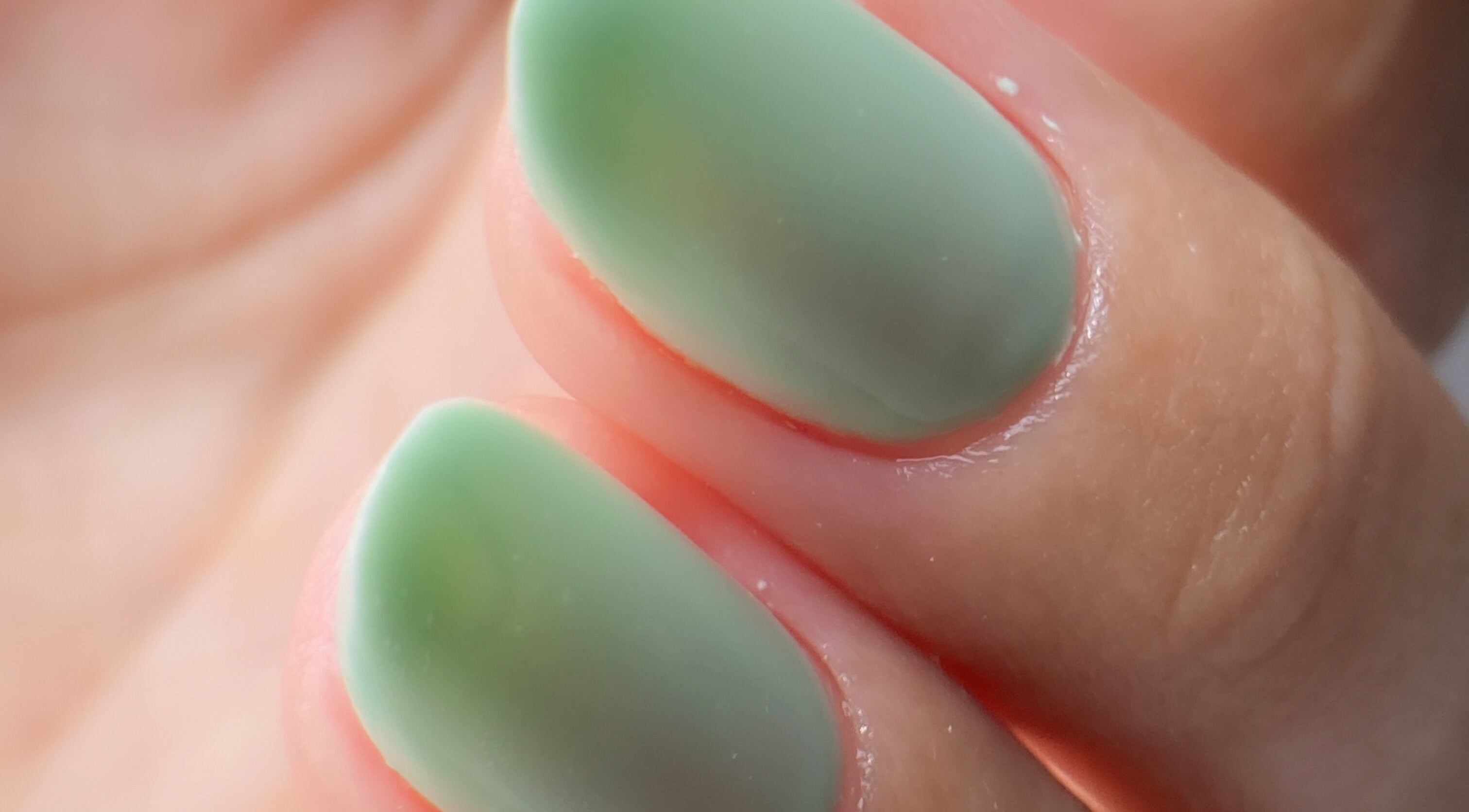 Unhas verdes em Thainá Santos | Nail & Eyebrow Studio, Fernão Ferro, Setúbal, PT.