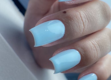 Unhas azul claro no Thainá Santos | Nail & Eyebrow Studio, Fernão Ferro, Setúbal, PT.