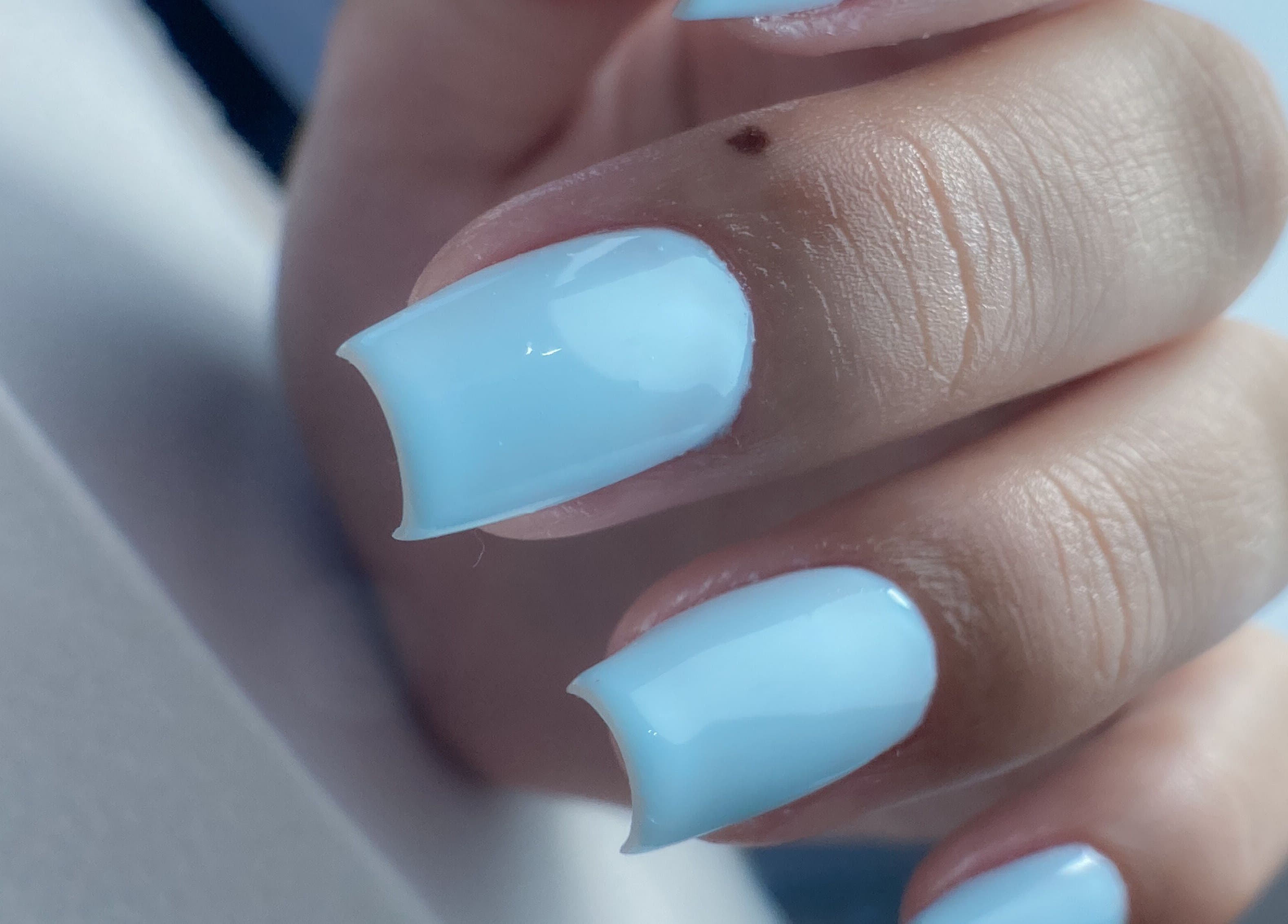 Unhas azul claro no Thainá Santos | Nail & Eyebrow Studio, Fernão Ferro, Setúbal, PT.