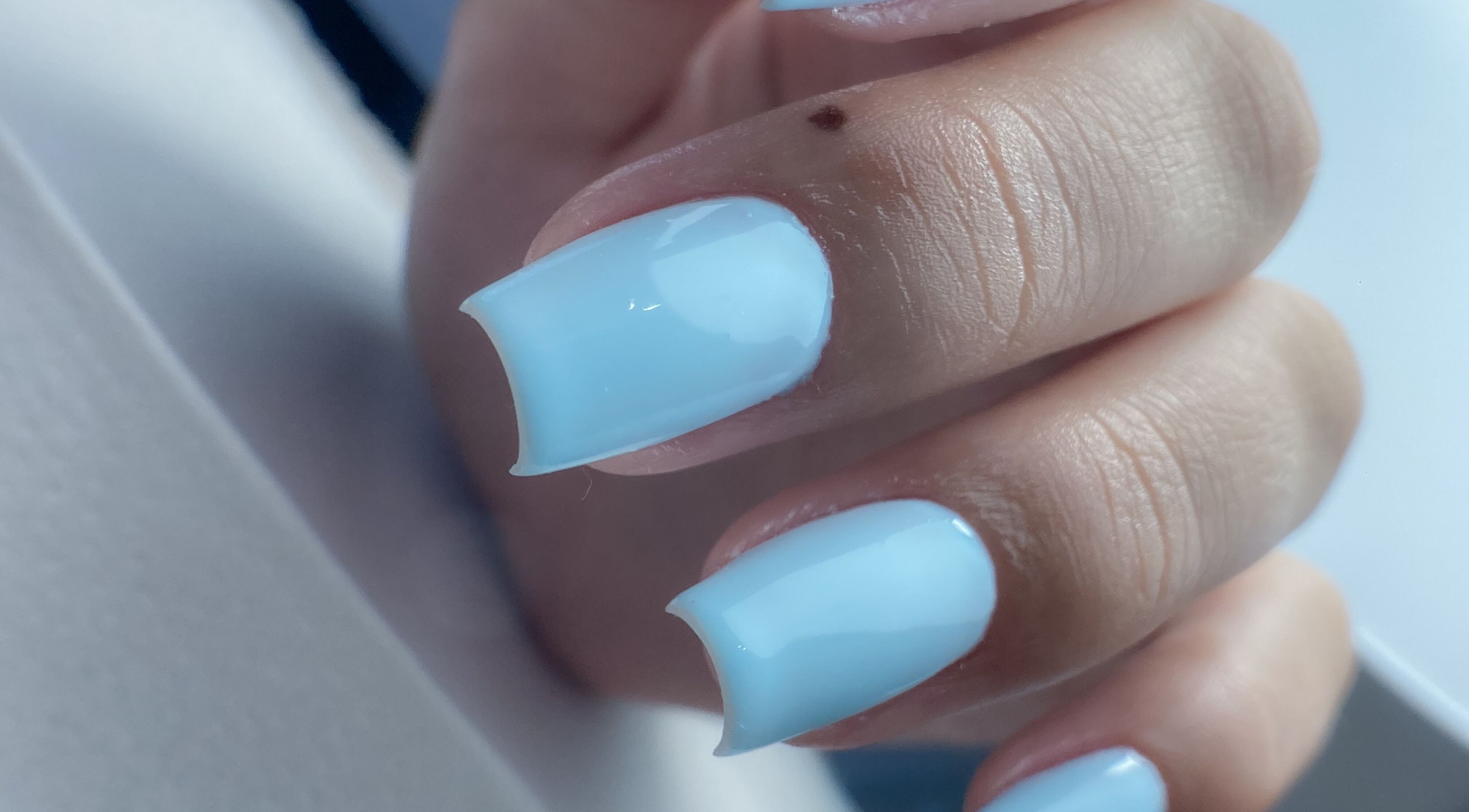 Unhas azul claro no Thainá Santos | Nail & Eyebrow Studio, Fernão Ferro, Setúbal, PT.