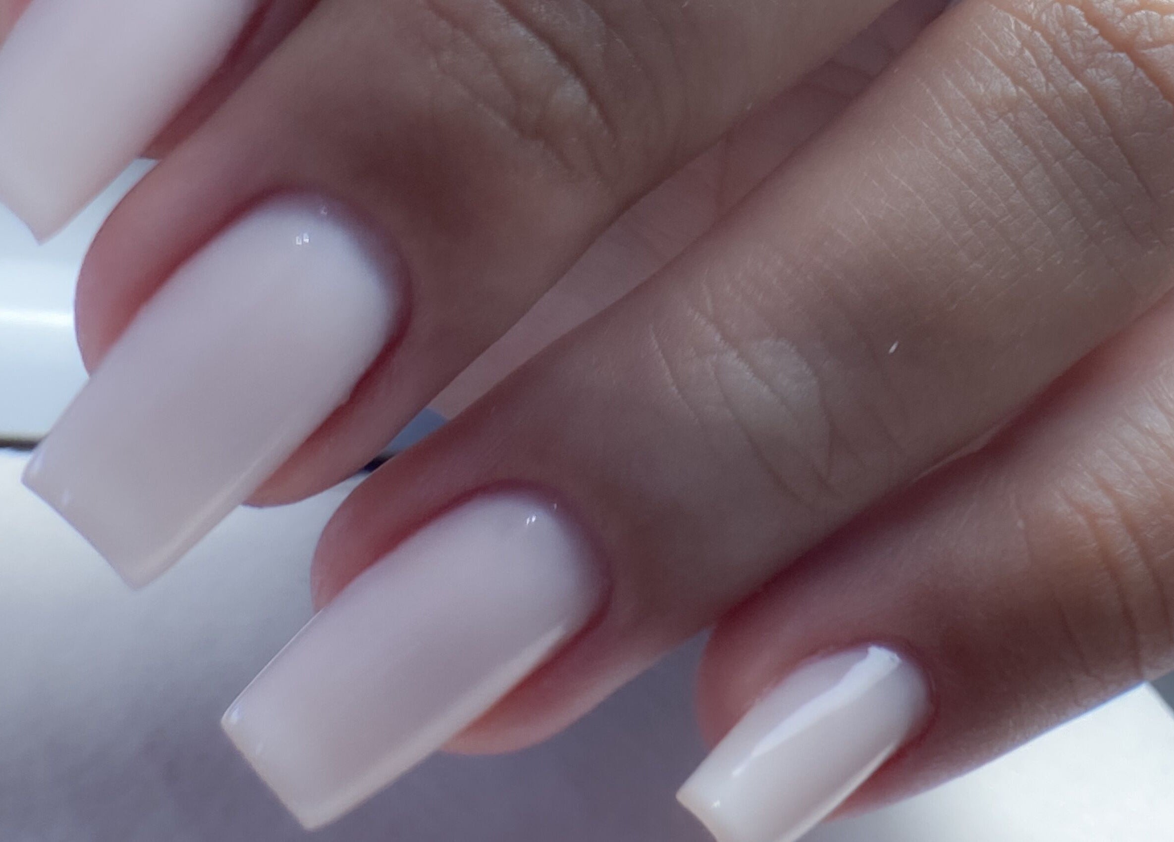 Unhas elegantes em tom nude no Thainá Santos | Nail & Eyebrow Studio, Fernão Ferro, Setúbal, PT.