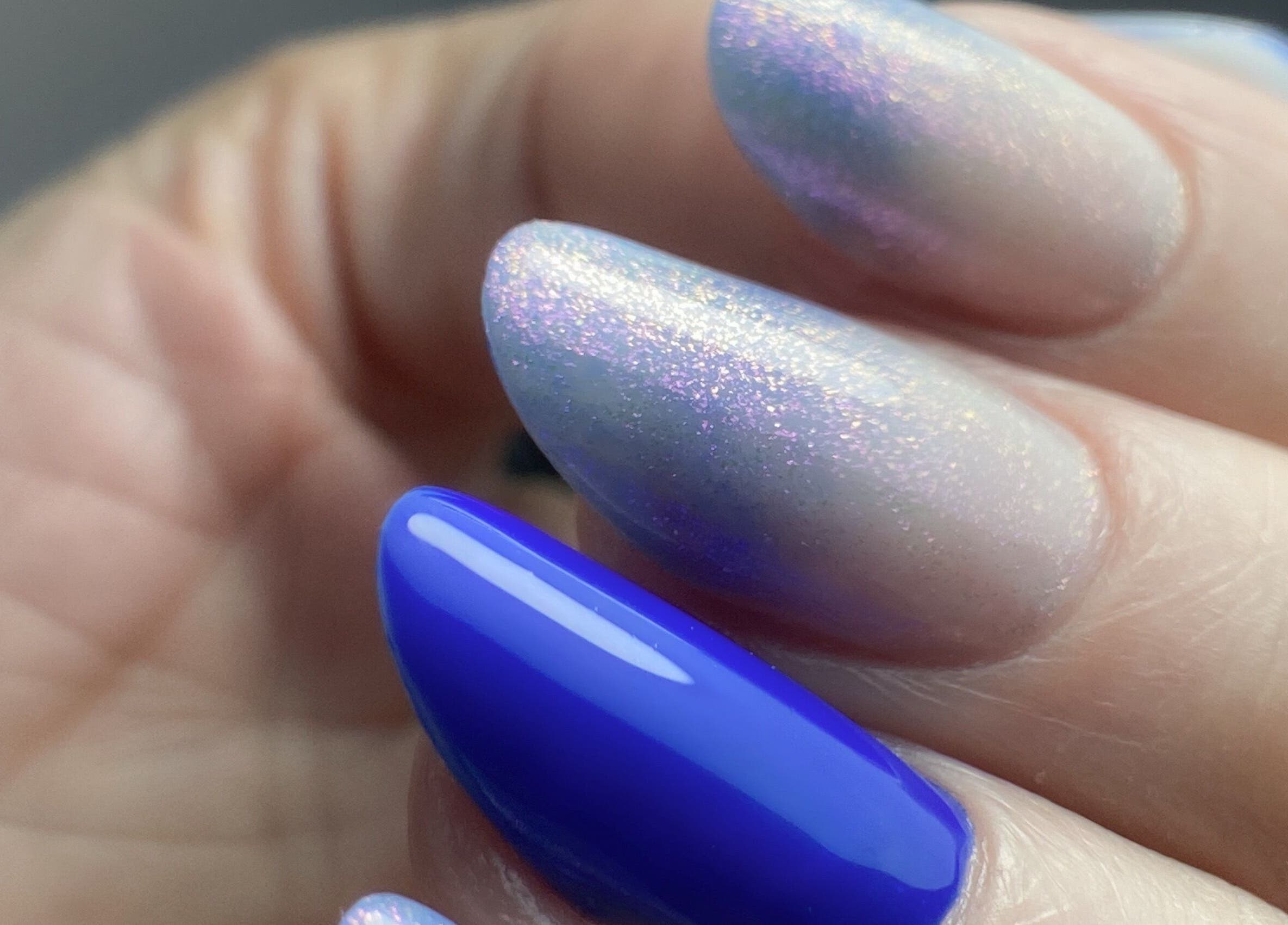 Design de unhas com esmalte azul e brilhante em Thainá Santos | Nail & Eyebrow Studio, Fernão Ferro, Setúbal, PT.