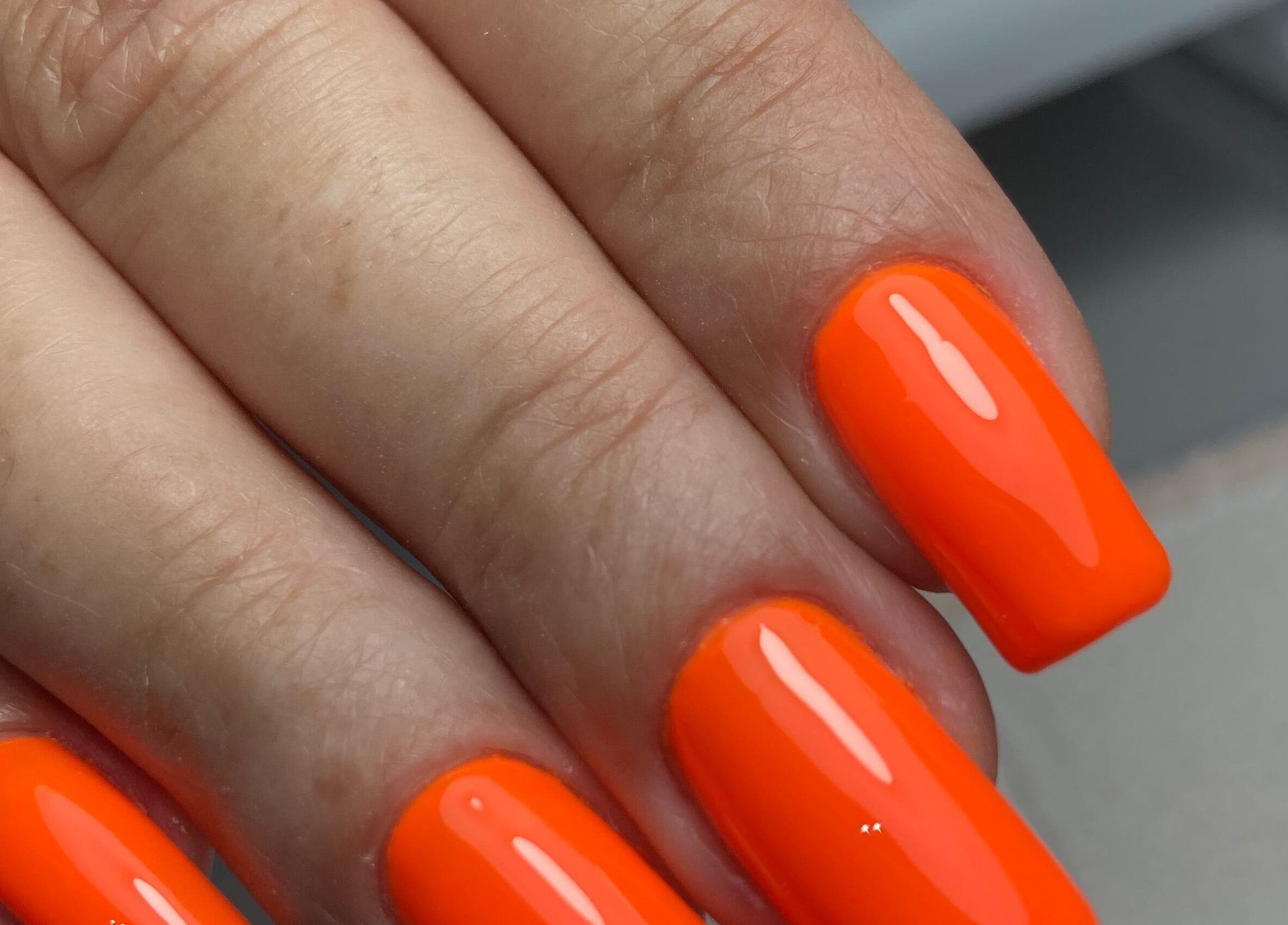Unhas em gel laranja neon no Thainá Santos | Nail & Eyebrow Studio, Fernão Ferro, Setúbal, PT.