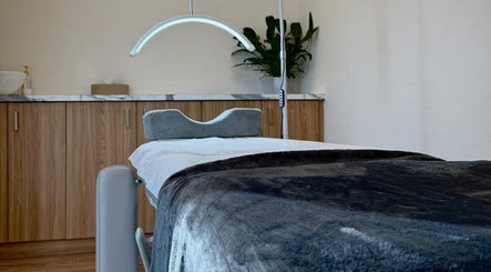 Luxurious treatment bed in 13: Thirteen Beauty Lounge, Dubai, Dubai, AE, ideal for relaxation.