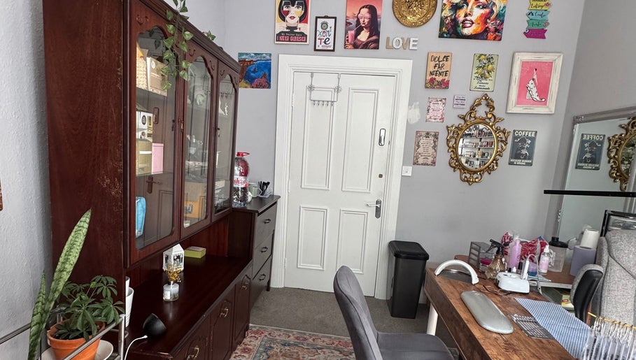 Interior elegante da Marcella Manicure, Dublin, County Dublin, IE, com decoração artística e estação de manicure.