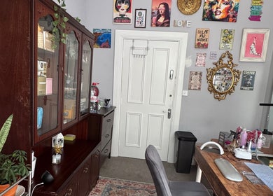 Interior elegante da Marcella Manicure, Dublin, County Dublin, IE, com decoração artística e estação de manicure.