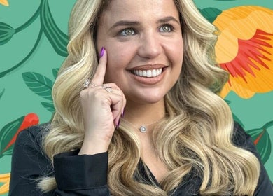 Mulher sorridente com cabelo loiro e unhas feitas na Marcella Manicure, Dublin, County Dublin, IE.