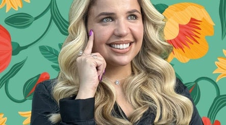 Mulher sorridente com cabelo loiro e unhas feitas na Marcella Manicure, Dublin, County Dublin, IE.