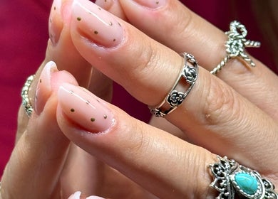 Unhas decoradas com bolinhas douradas no Marcella Manicure, Dublin, County Dublin, IE.