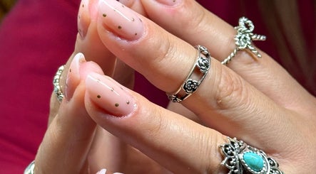 Unhas decoradas com bolinhas douradas no Marcella Manicure, Dublin, County Dublin, IE.