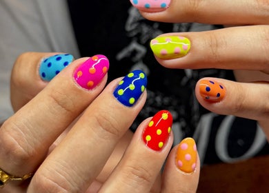 Unhas com design colorido de bolinhas no Marcella Manicure, Dublin, County Dublin, IE.
