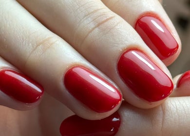 Unhas vermelhas bem cuidadas no Marcella Manicure, Dublin, County Dublin, IE, destacando elegância e estilo.