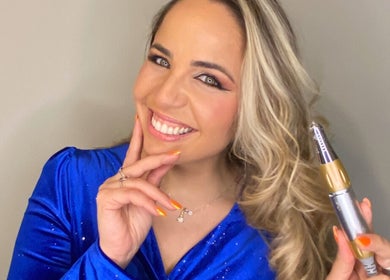 Mulher sorridente com manicure perfeita na Marcella Manicure, Dublin, County Dublin, IE.