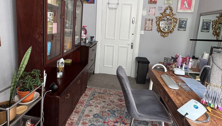 Sala de manicure elegante em Marcella Manicure, Dublin, County Dublin, IE, com decoração acolhedora.