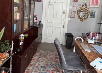 Sala de manicure elegante em Marcella Manicure, Dublin, County Dublin, IE, com decoração acolhedora.