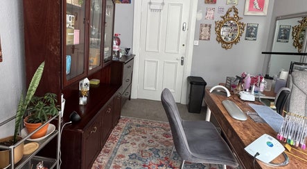 Sala de manicure elegante em Marcella Manicure, Dublin, County Dublin, IE, com decoração acolhedora.