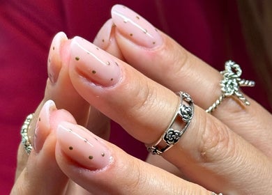 Unhas decoradas com pontos dourados na Marcella Manicure, Dublin, County Dublin, IE.