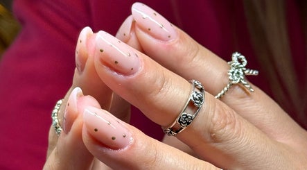 Unhas decoradas com pontos dourados na Marcella Manicure, Dublin, County Dublin, IE.