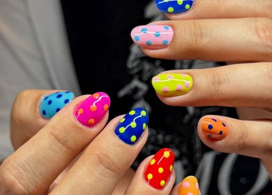 Unhas vibrantes com bolinhas no Marcella Manicure, Dublin, County Dublin, IE.