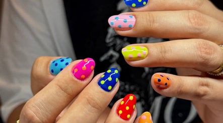 Unhas vibrantes com bolinhas no Marcella Manicure, Dublin, County Dublin, IE.