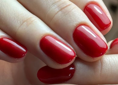 Unhas elegantes com esmalte vermelho no Marcella Manicure, Dublin, County Dublin, IE.