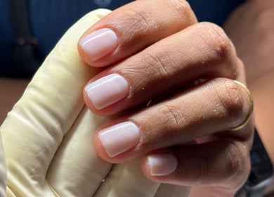 Unhas bem cuidadas no Marcella Manicure em Dublin, County Dublin, IE, exibindo esmalte clássico.