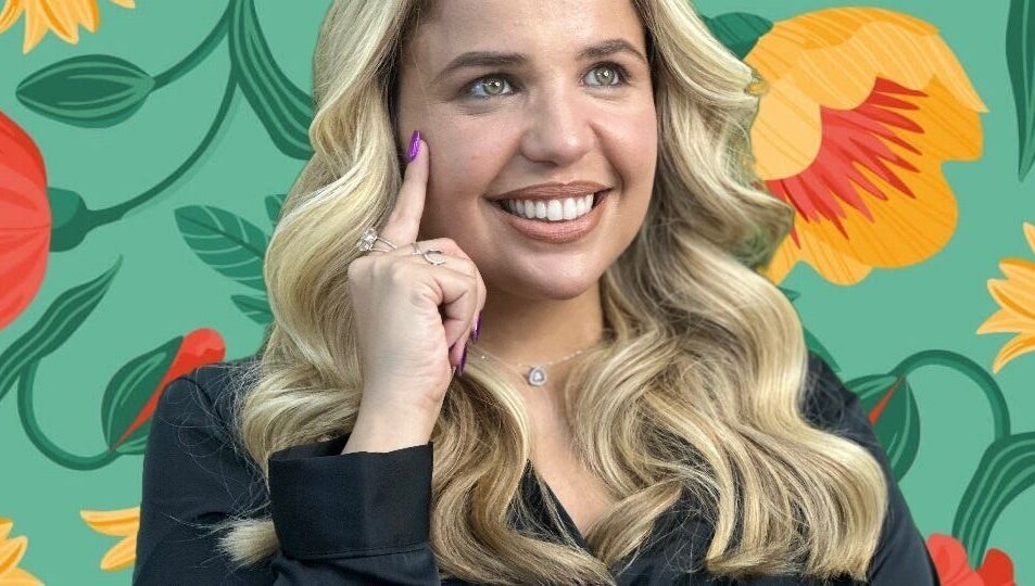 Mulher sorrindo com unhas impecáveis no Marcella Manicure, Dublin, County Dublin, IE.