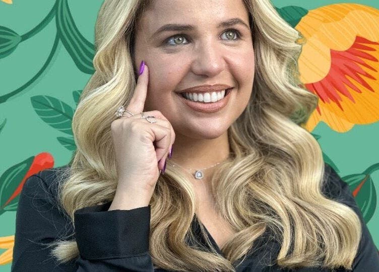 Mulher sorrindo com unhas impecáveis no Marcella Manicure, Dublin, County Dublin, IE.