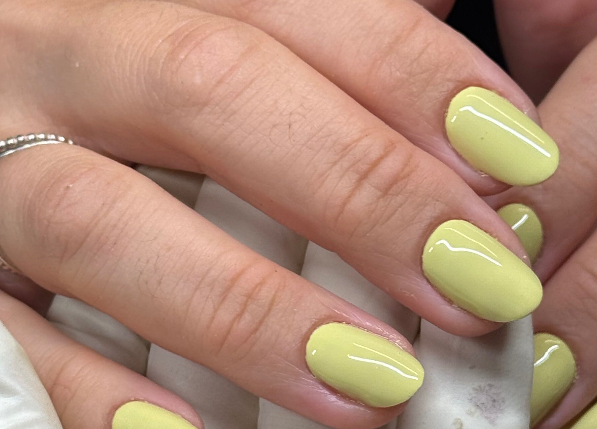 Unhas amarelas brilhantes em Marcella Manicure, Dublin, County Dublin, IE.