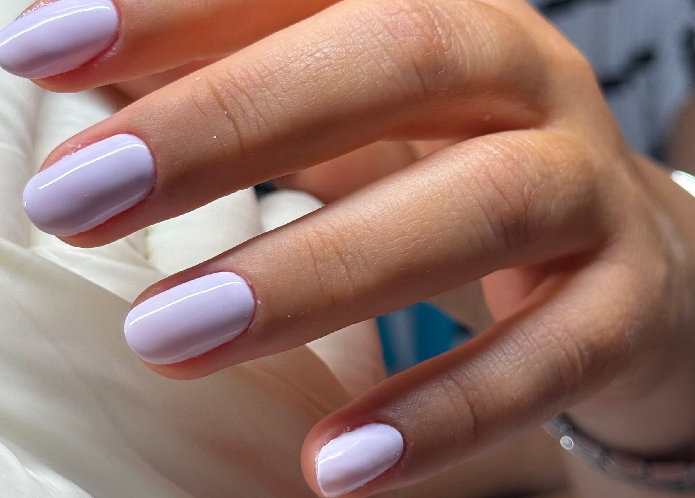 Unhas bem cuidadas com esmalte lilás na Marcella Manicure, Dublin, County Dublin, IE.