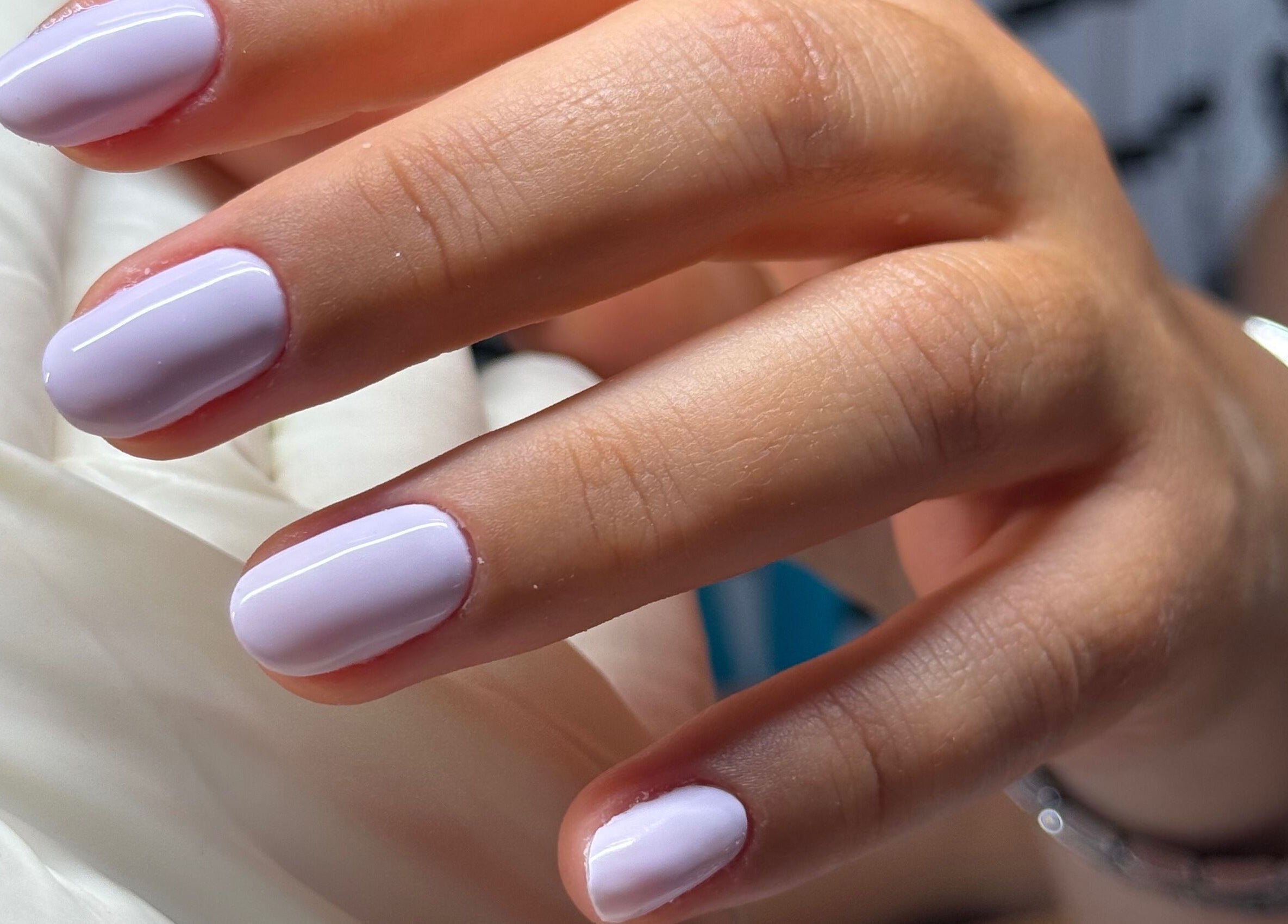 Unhas bem cuidadas com esmalte lilás na Marcella Manicure, Dublin, County Dublin, IE.