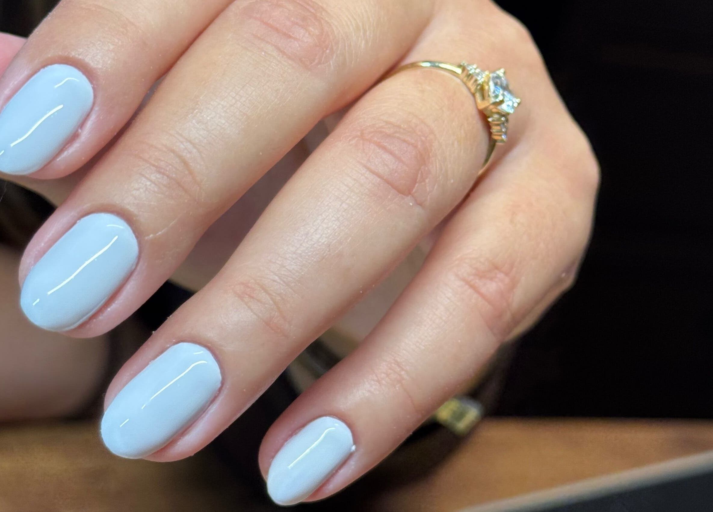 Unhas esmaltadas em azul claro na Marcella Manicure, Dublin, County Dublin, IE.