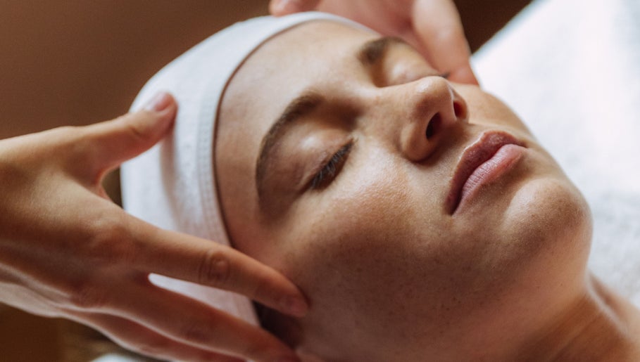 Relaxing facial massage at Anage Spa & Wellness in Peraia, Thessaloniki, GR. Experience ultimate rejuvenation.