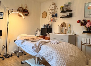 Relaxing massage room at Bellissimos Beauty Bar, Greater Sudbury, Ontario, CA, with cozy decor and ambient lighting.