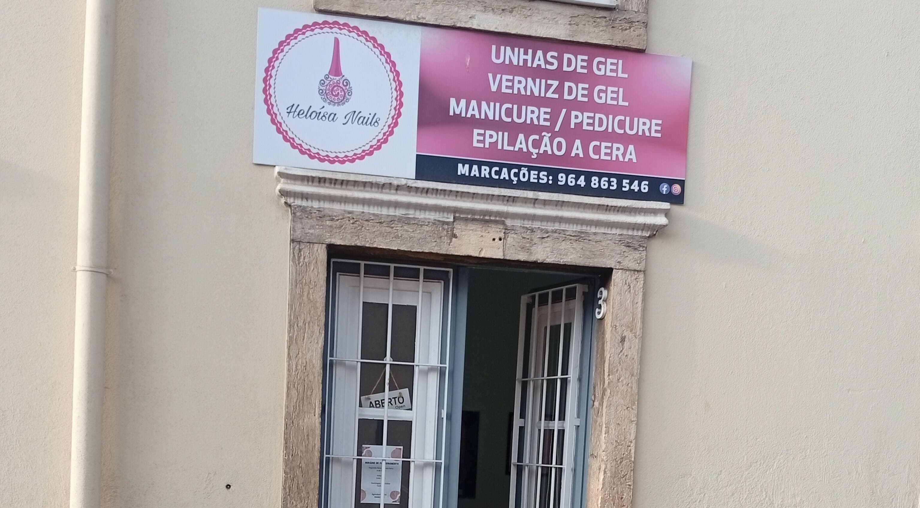 Entrada do Heloísa Nails Salon em Lisboa, Lisboa, PT, destacando a placa de serviços de beleza.
