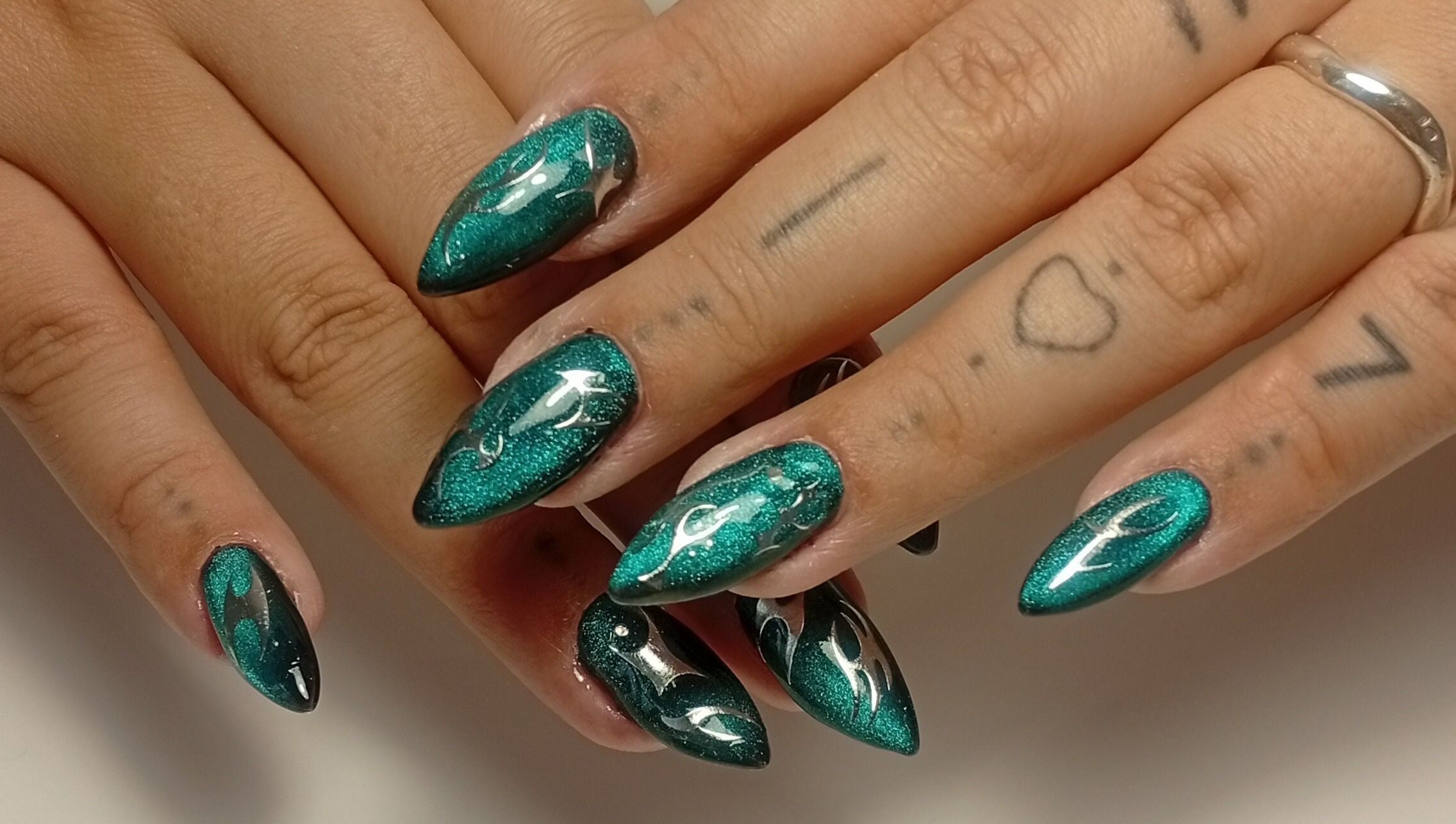 Unhas verdes com design artístico em Heloísa Nails Salon, Lisboa, Lisboa, PT.