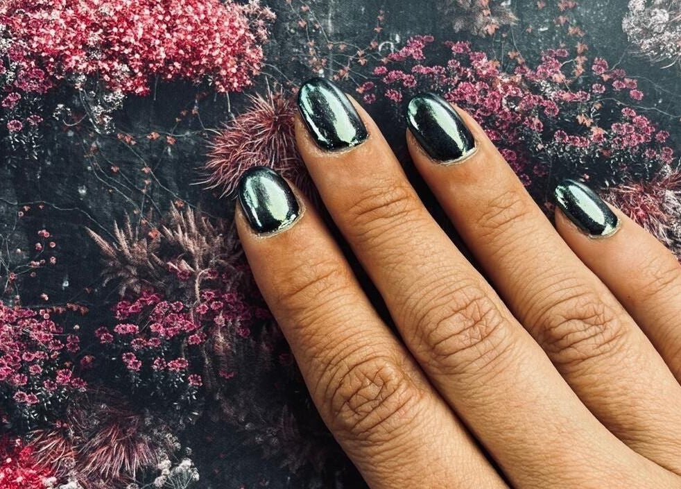 Unhas cintilantes com fundo floral no Heloísa Nails Salon, Lisboa, Lisboa, PT.