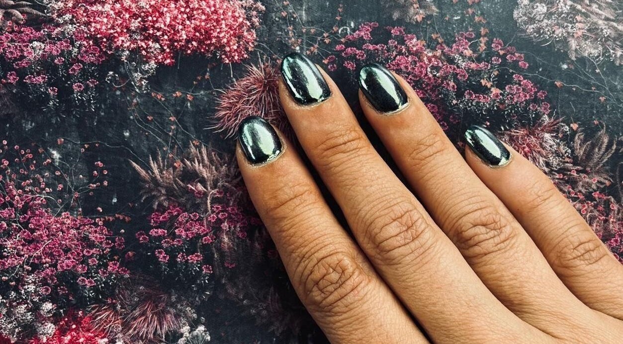 Unhas cintilantes com fundo floral no Heloísa Nails Salon, Lisboa, Lisboa, PT.