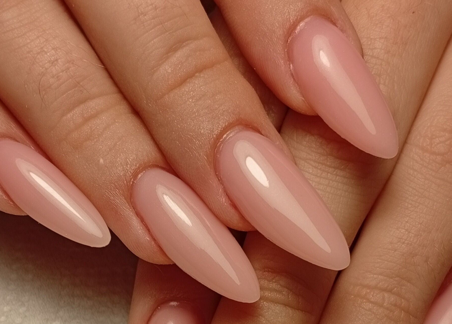 Unhas decoradas em tons de nude na Heloísa Nails Salon, Lisboa, Lisboa, PT.