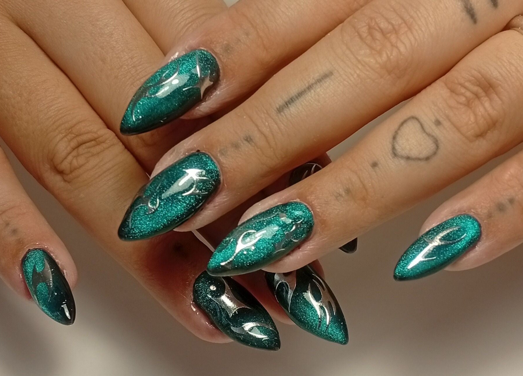 Design de unhas verde esmeralda em Heloísa Nails Salon, Lisboa, Lisboa, PT, destacando nail art única.