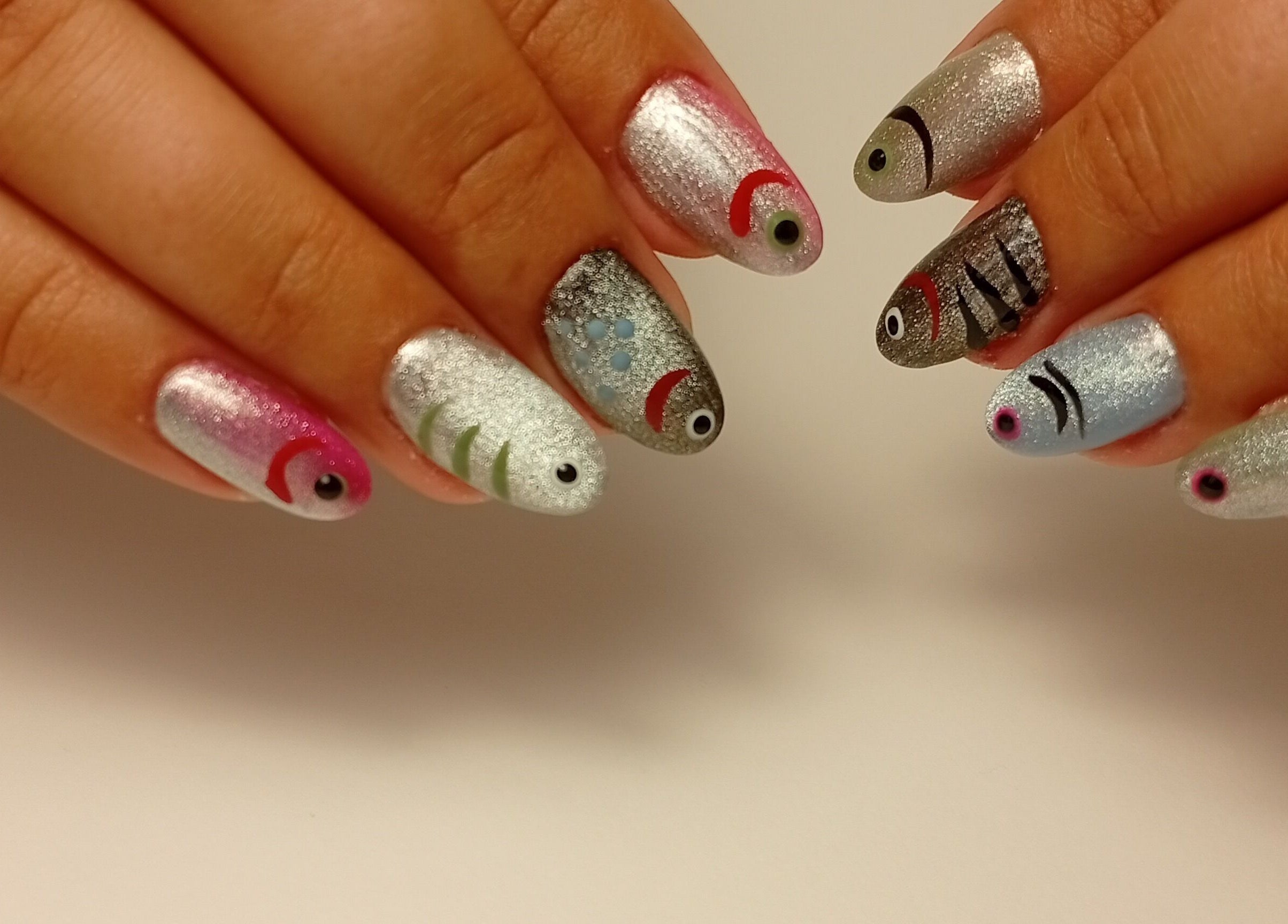 Arte em unhas com tema de peixe no Heloísa Nails Salon, Lisboa, Lisboa, PT.