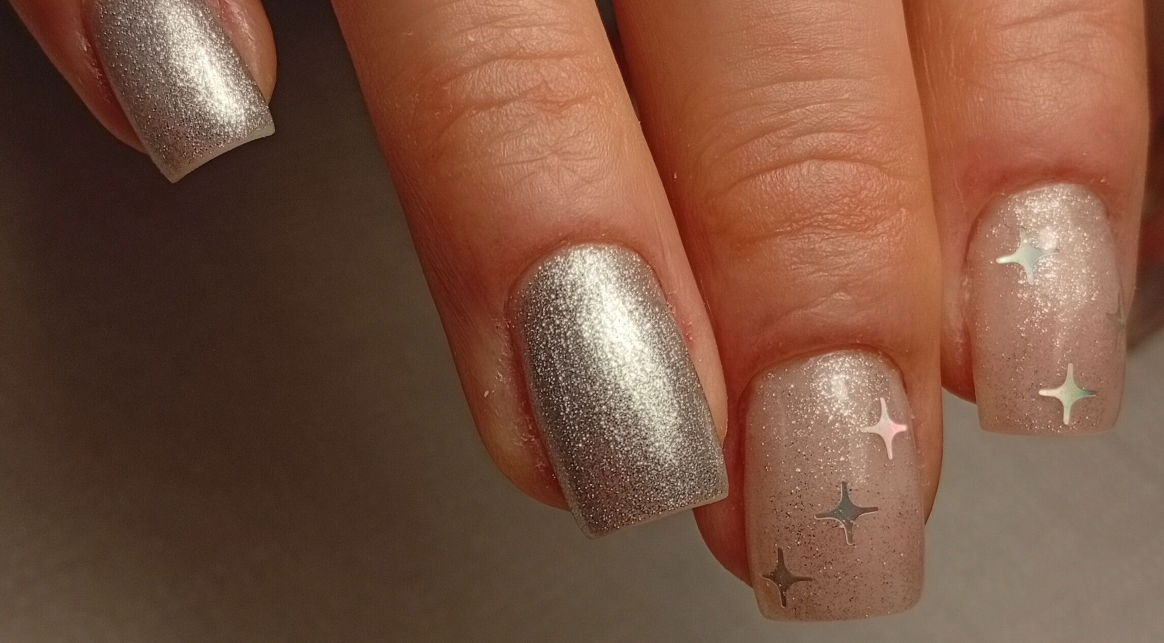 Unhas prateadas elegantes feitas no Heloísa Nails Salon, Lisboa, Lisboa, PT.