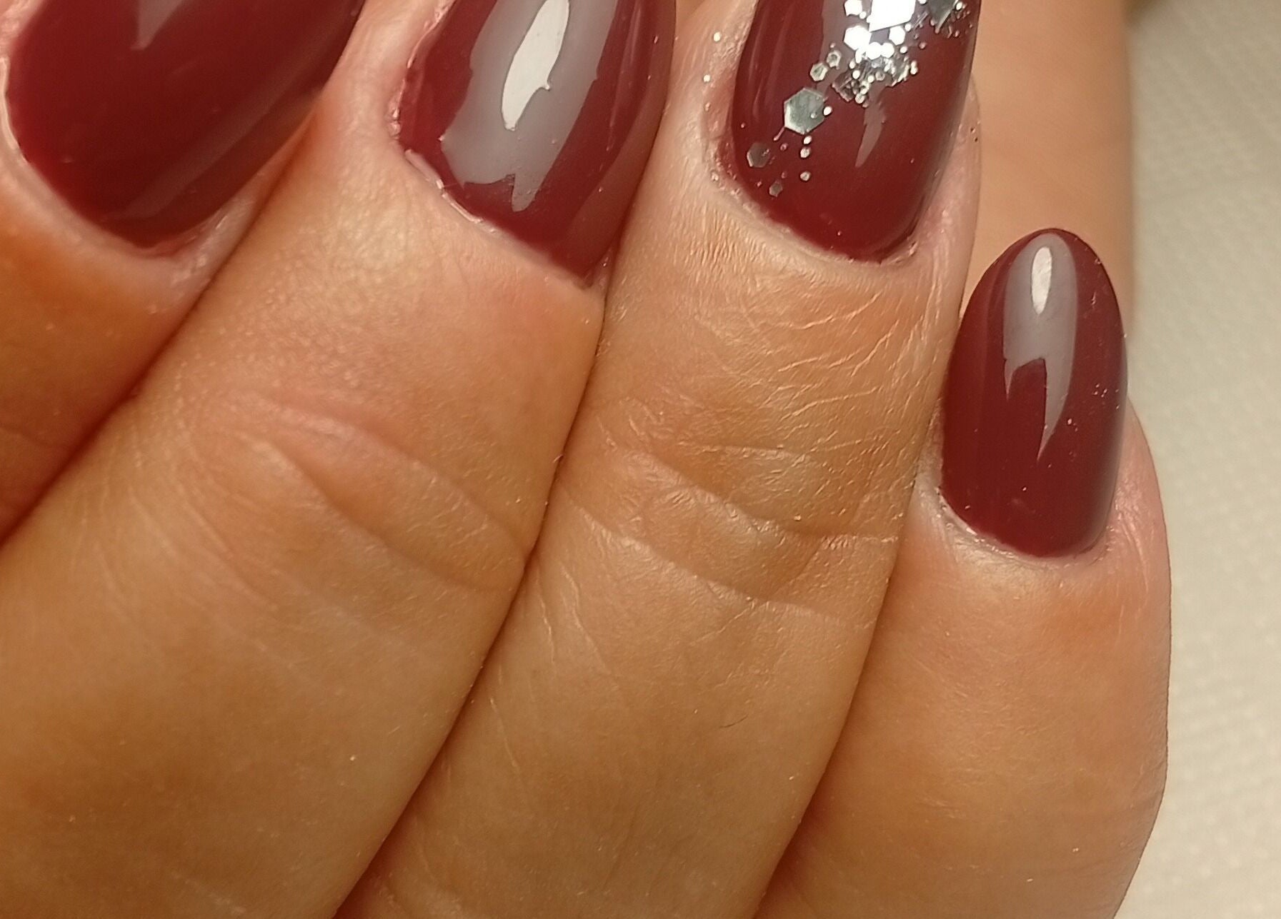 Unhas com esmalte burgundy brilhante no Heloísa Nails Salon, Lisboa, Lisboa, PT.