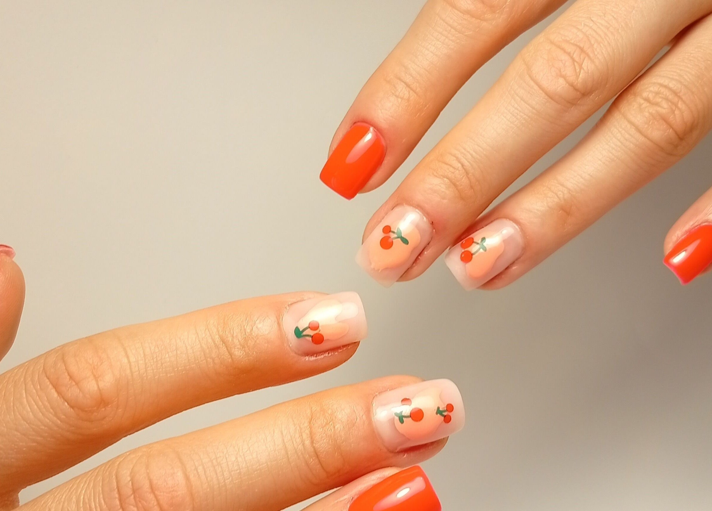 Design de unhas cerejas vermelho brilhante em Heloísa Nails Salon, Lisboa, Lisboa, PT.