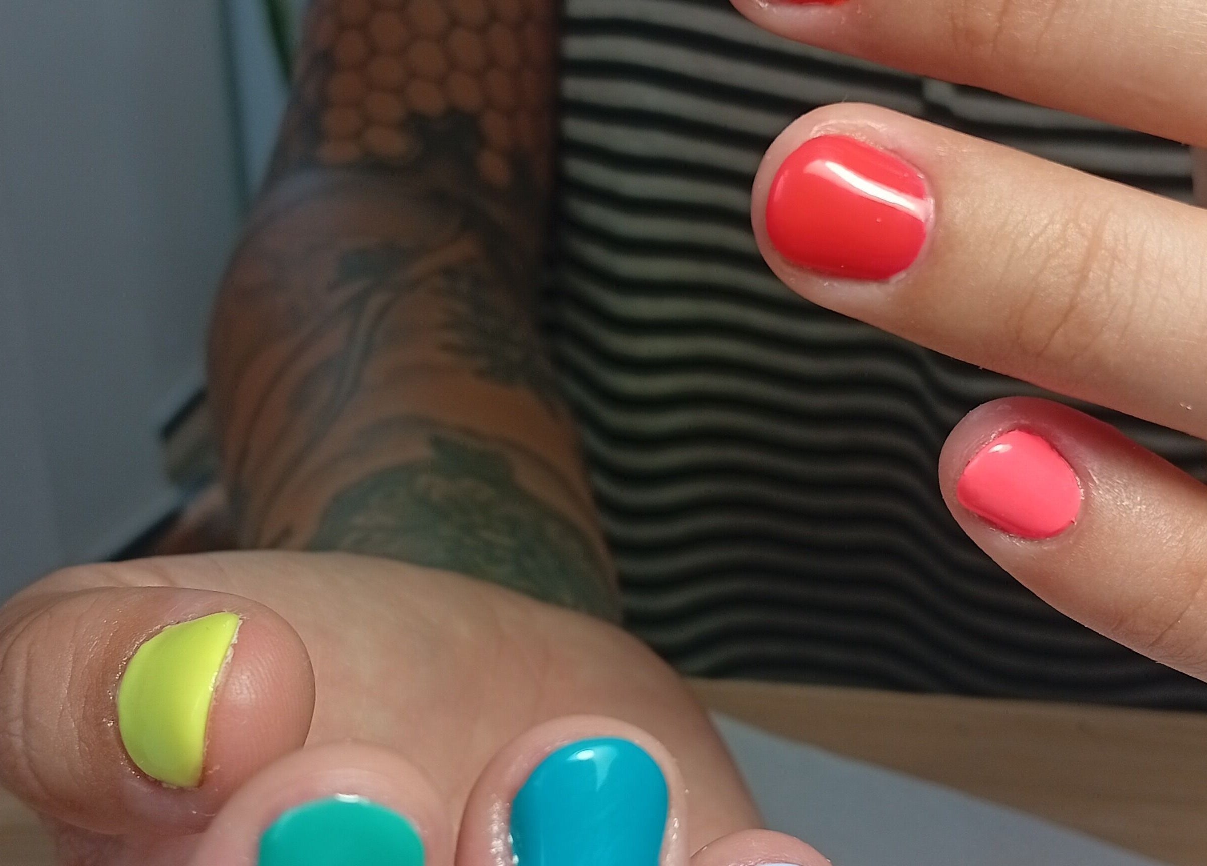 Unhas coloridas em Heloísa Nails Salon, Lisboa, Lisboa, PT. Design moderno e vibrante.