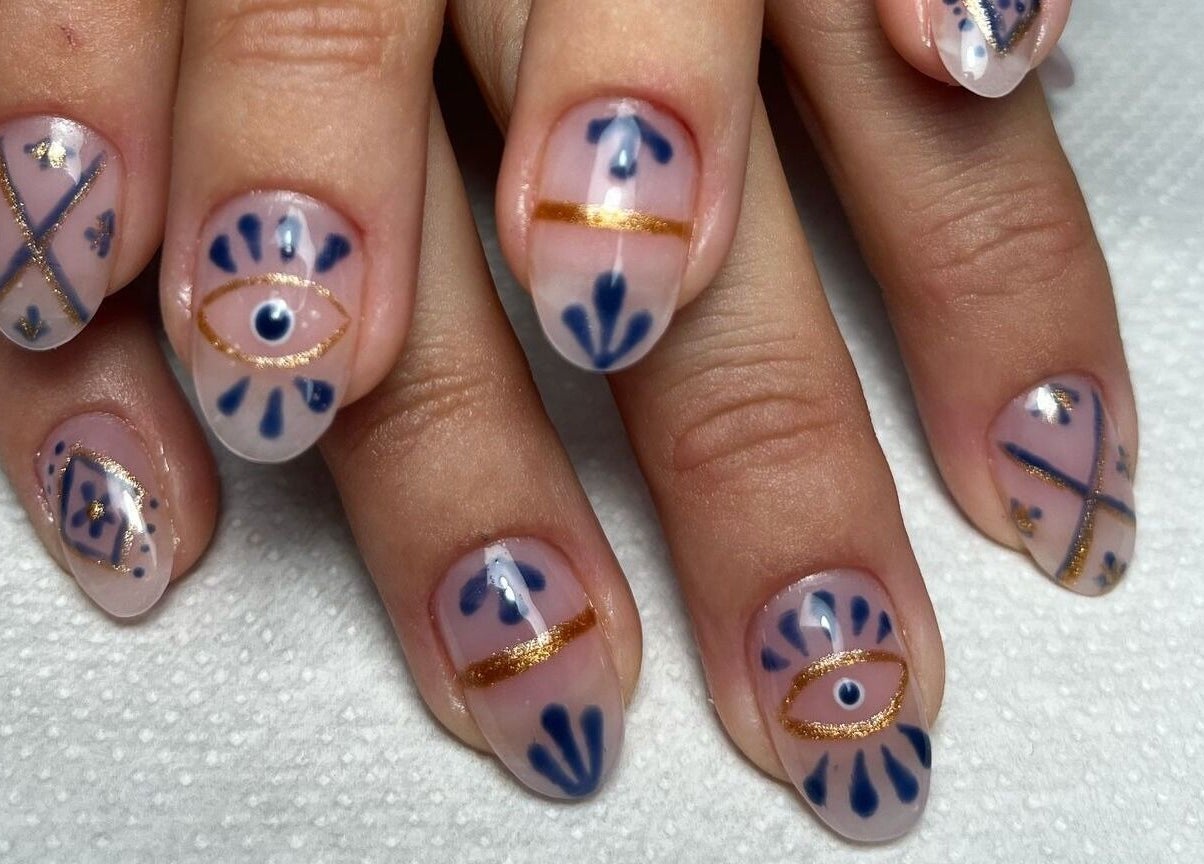 Nail art com design azul e dourado no Heloísa Nails Salon, Lisboa, Lisboa, PT.