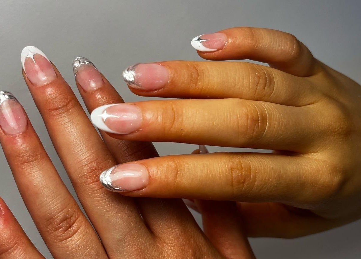 Manicure francesa estilosa no Heloísa Nails Salon, Lisboa, Lisboa, PT.